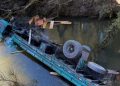 Caminhão cai dentro de um rio e condutor morre na Serra