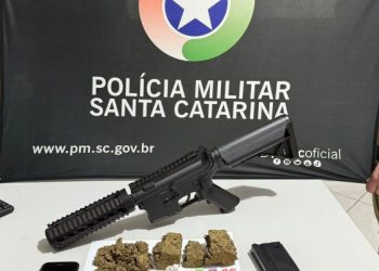 Polícia Militar apreende drogas e simulacro de fuzil em Campos Novos
