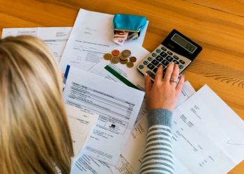 Endividamento e inadimplência batem recorde em setembro, aponta CNC