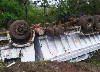Caminhão sai da pista e capota na BR-282 em Catanduvas