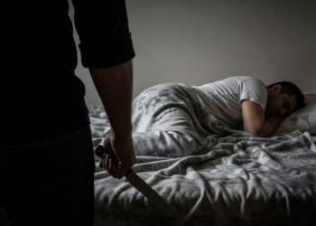 Filho que matou ex da mãe com 14 facadas enquanto homem dormia é condenado