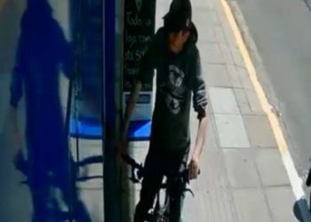 Homem furta óculos em loja no Centro de Campos Novos e foge de bicicleta