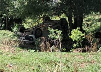 Mulher fica ferida após capotamento em ribanceira no interior de Ipira