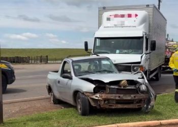 Idoso morre em colisão entre caminhonete e caminhão na BR-470, em Campos Novos