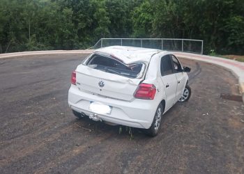 Carro capota em barranco em Loteamento de Ipira