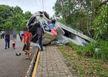 Caminhão sem freios sai da pista e tomba em Seara
