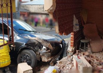 Carro desgovernado atropela dois pedestres e colide contra residência no Centro de Videira