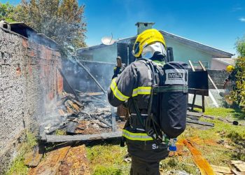 Incêndio atinge depósito de madeira em residência no Bairro Senhor Bom Jesus, em Campos Novos