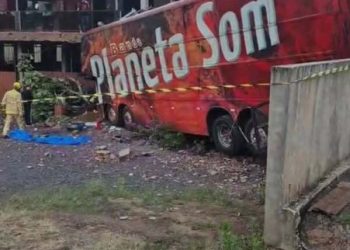 Colisão entre ônibus de banda e caminhonete deixa um morto em Pato Branco no Paraná
