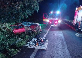 Saída de pista e capotamento deixam uma pessoa morta e outra ferida