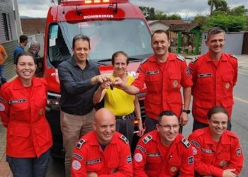 Moradora de Jaraguá do Sul doa ambulância para bombeiros voluntários da cidade