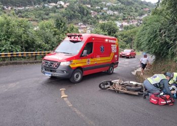 Motociclista fica ferida após sofrer queda em Ouro