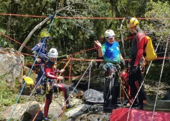 Bombeiros realizam treinamento de salvamento em altura na Cachoeira do Taimbé, em Zortéa