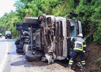 Caminhão sai de pista e atinge paredão de pedras na BR-153