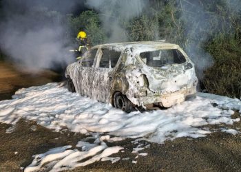 Incêndio destrói veículo no interior de Capinzal