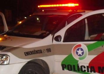 Homem com sinais de embriaguez é preso após colidir com o carro em comércio em Joaçaba
