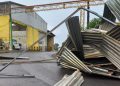 Rajadas de vento destelham parte de empresa no Oeste
