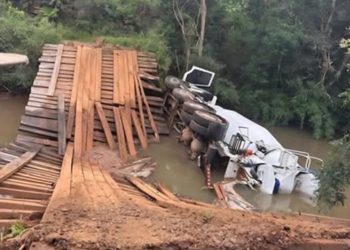 Caminhão betoneira despenca de ponte entre Caçador e Rio das Antas