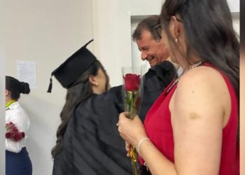 Moradora de Capinzal quebra protocolo ao chamar padrasto de pai em formatura (vídeo)