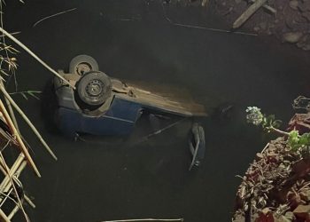 Veículo sai da pista e cai em riacho no interior de Ibicaré