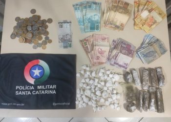 Casal é preso por tráfico de drogas durante abordagem da Polícia Militar em Videira