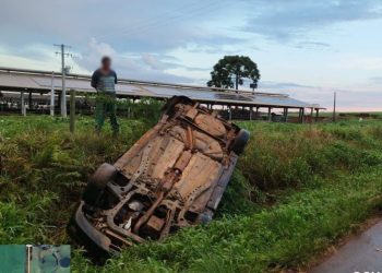 Colisão entre veículos seguida de capotamento é atendida pelo Corpo de Bombeiros na BR-470