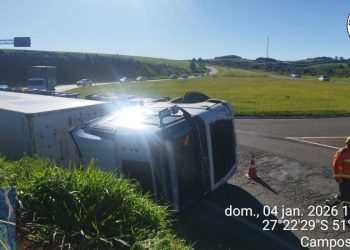 Capotamento de carreta deixa homem ferido na BR-470, em Campos Novos