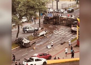 Carreta desgovernada atinge nove veículos e deixa dez feridos em Chapecó