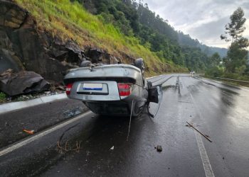 Veículo capota no Contorno Viário de Capinzal