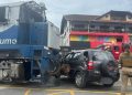 Trem atinge carro e o arrasta sobre o trilho em SC