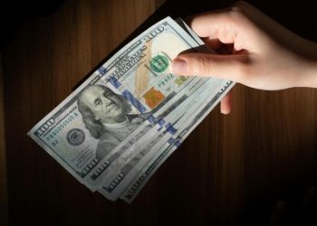 Dólar cai para o menor valor em 21 meses e bolsa bate recorde