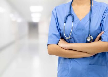 Enfermeira é assaltada e agredida após ser chamada para atender suposto mal súbito