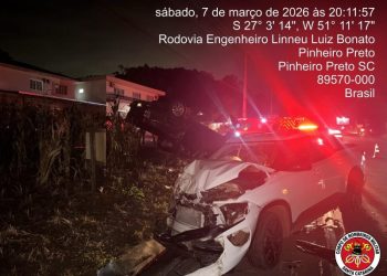 Colisão entre veículos seguida de capotamento deixa três feridos na SC-135