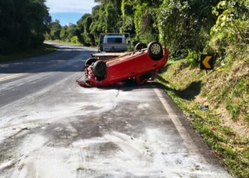 Saída de pista seguida de capotamento é registrada na BR-282, em Herval d’Oeste