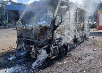 Micro-ônibus é destruído por incêndio em empresa às margens da SC-150, em Ouro