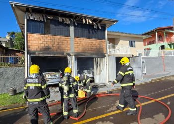 Explosão durante troca de botijão provoca incêndio e destrói veículos em Capinzal