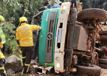 Motorista fica gravemente ferido após caminhão tombar em ponte no interior de Xanxerê