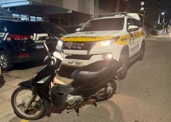 Suspeito é preso após fugir da PM com motoneta roubada e simulacro de arma na SC-281