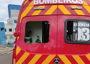 Trabalhador em surto danifica ambulância e tenta fugir durante atendimento