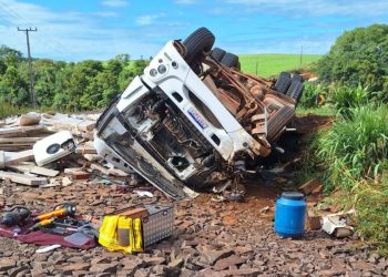 Jovem de 18 anos fica preso nas ferragens em capotamento de carreta no Oeste