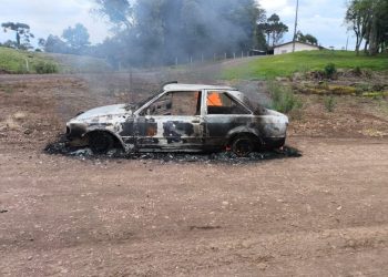 Veículo fica destruído após incêndio no interior de Ponte Serrada