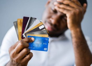 77% dos brasileiros gostariam de aproveitar a Semana do Consumidor para quitar dívidas, revela Serasa