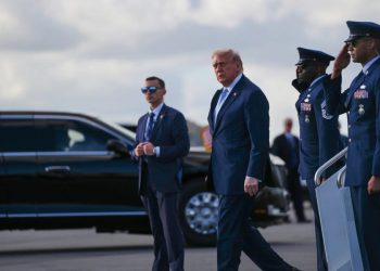 Ultimatos selvagens e “bombardeando nossos corações”: um retrato de Trump em guerra