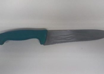 Irmãos ficam feridos durante briga na frente da mãe, que também sai machucada