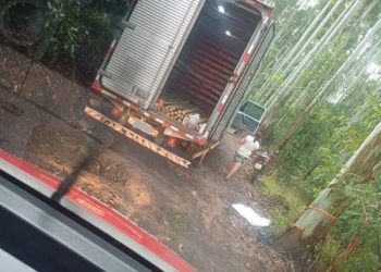 Homem fica preso por horas sob caminhão após atoleiro no interior de Concórdia