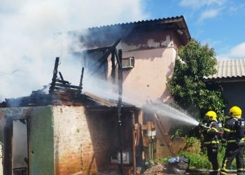 Incêndio destrói residência de dois pavimentos em Campos Novos