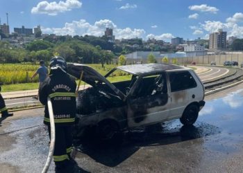 Carro pega fogo e mobiliza Bombeiros Voluntários em Caçador