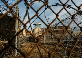 Sem comprimidos ou agulhas, apenas papel: como as drogas mortais estão mudando