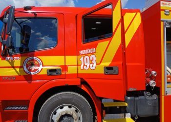 Carro é consumido por incêndio no interior de São Miguel do Oeste