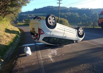 Veículo derrapa sobre britas e capota na SC-135 em Rio das Antas